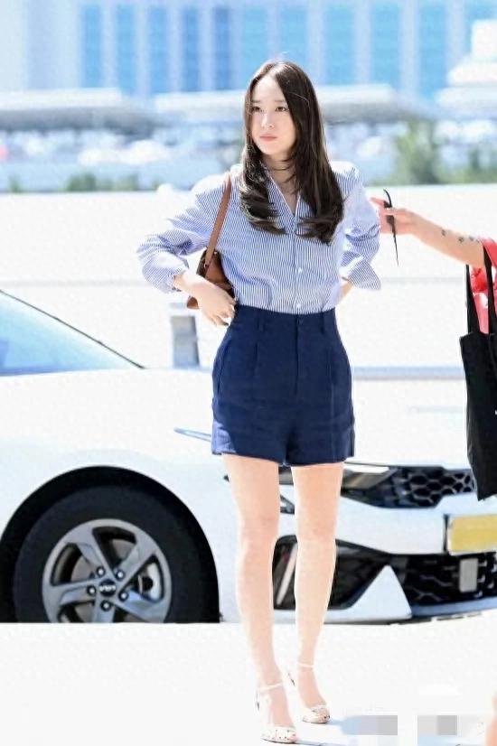 郑秀晶现身机场，高跟凉鞋卡到洞里，三个人帮她弄鞋子，星范十足