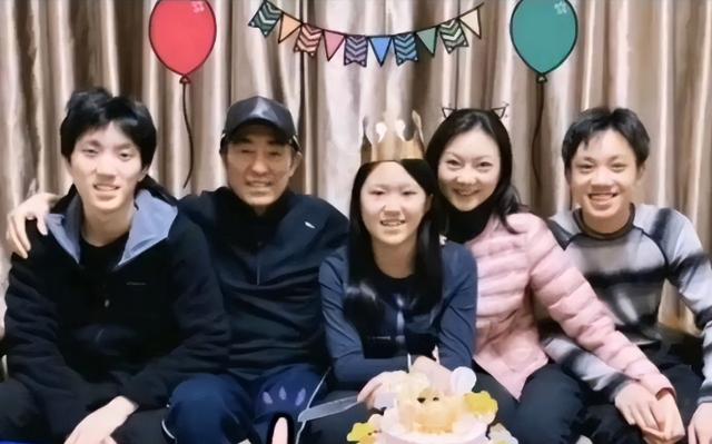 74岁张艺谋现状:43岁老婆韵味十足,仨孩子随妈妈