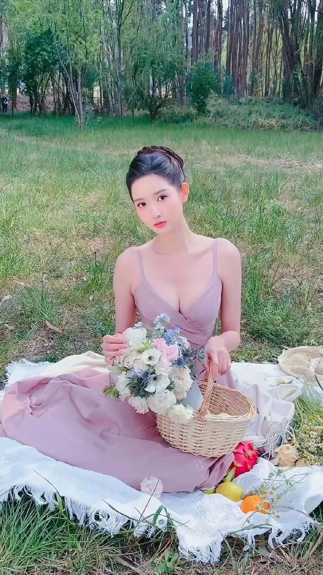 王玉雯，邻家有女初成长，草坪上的仙女。