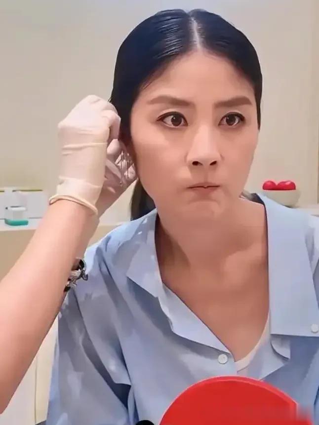 53岁陈慧琳怎么都不会老？穿衬衫和灰色长裤“打耳洞”，俏皮可爱