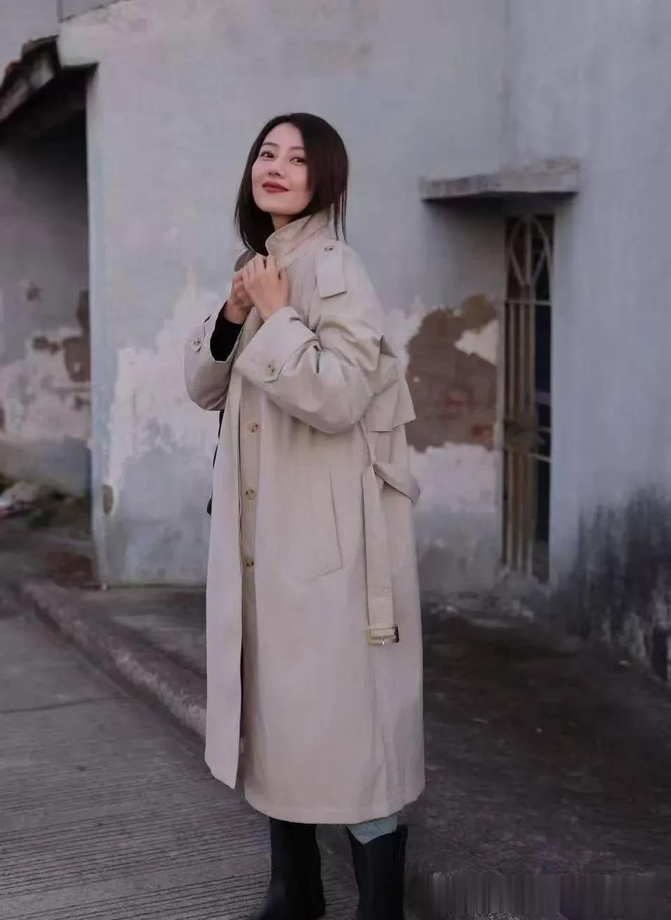 高圆圆不愧是穿搭高手！穿风衣+牛仔裤+骑士靴，洋气又高级！