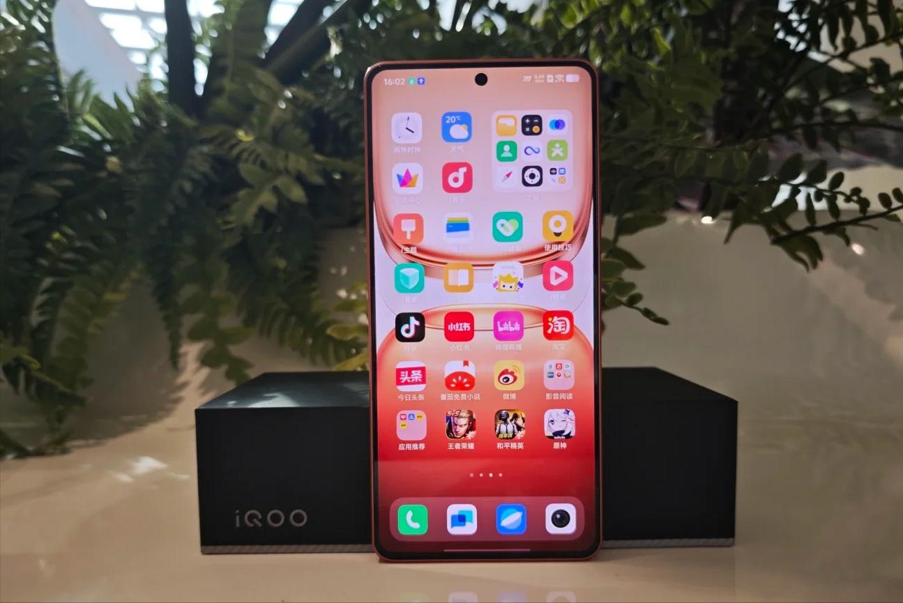 真我化身“价格屠夫”，190万分+144HZ直屏+7620mAh+90W