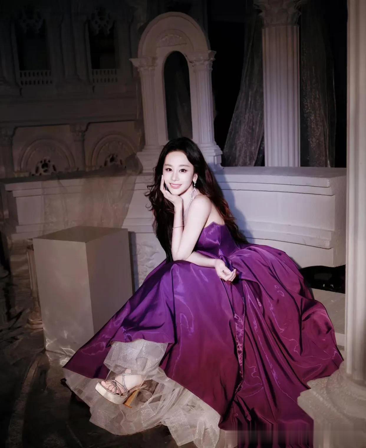 海陆原来这么有“料”！一袭紫色抹胸裙+长卷发，凹凸感好撩人！