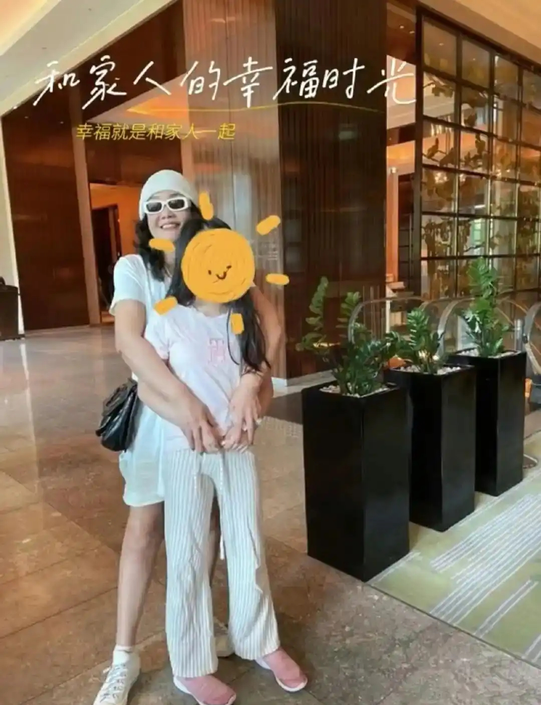 张兰带孙子孙女外出聚餐，小玥儿长发披肩气质出众，饭后拥抱分别