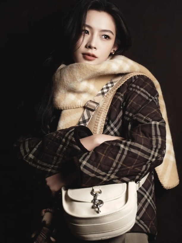 陈丽君Burberry大片释出，经典格纹穿出别样韵味