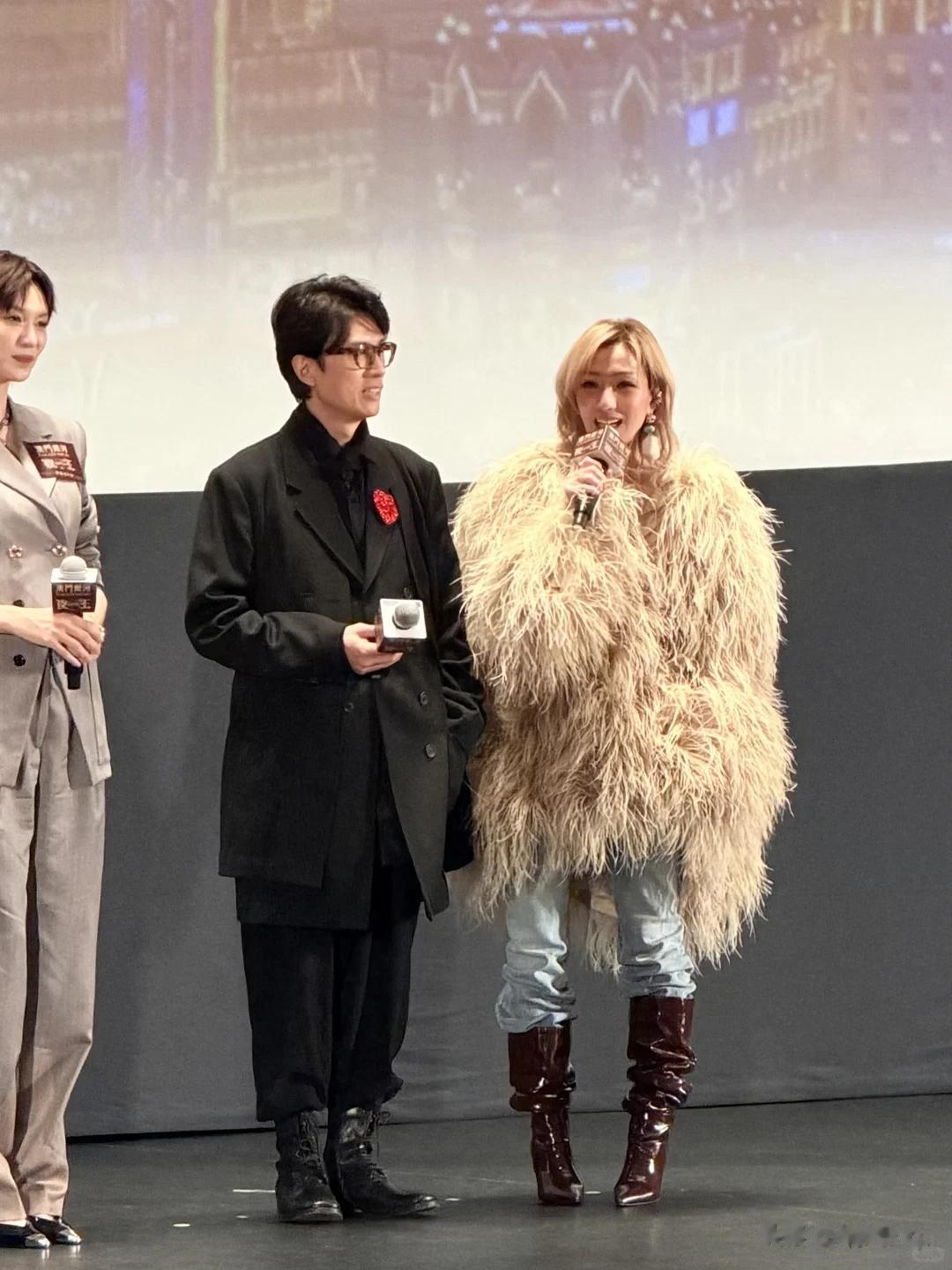 53岁郑秀文最新穿搭：豹纹外套+喇叭裤+恨天高，身材真好，像30岁