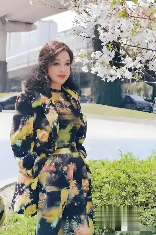 刘晓庆换新发型美到认不出，配上花西装，74岁嫩得像40岁