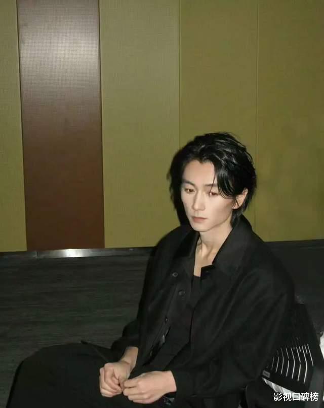 陈晓瘦脱相,脸颊凹陷颧骨突出瘦到认不出,长发造型撞脸谢霆锋