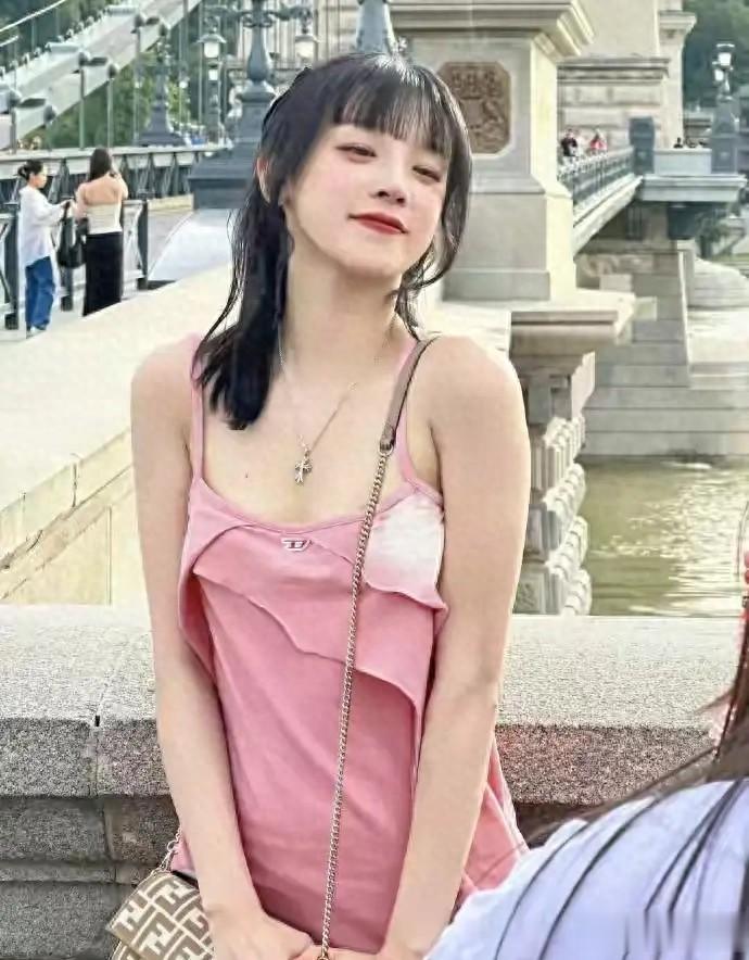 宋雨琦身材娇小，脚却意外抢镜，这反差萌也太可爱了