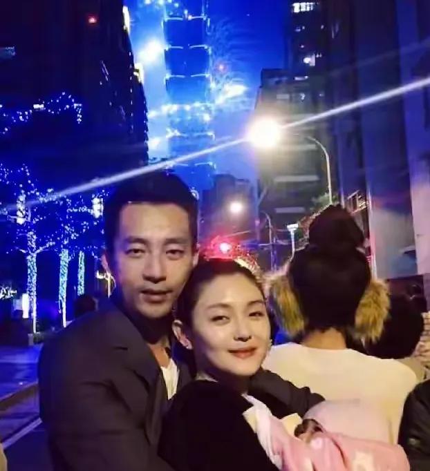 汪小菲带儿女吃路边摊！阿姨司机同坐一桌好热闹，玥儿很黏马筱梅