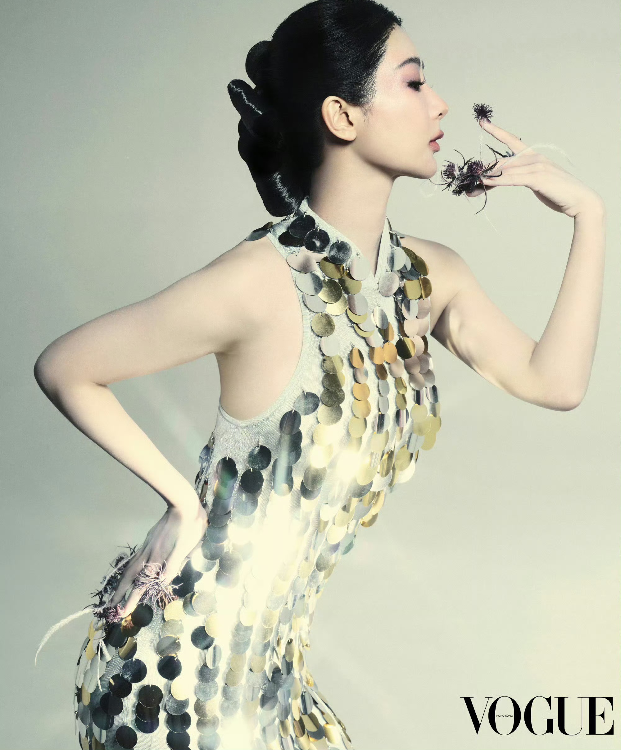 大虐！杨紫五大女刊满贯注水、杂志封面礼服设计灵感来自热巴？