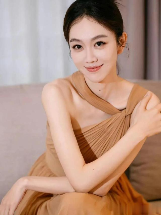 姜妍最新机场照，自带滤镜皮肤白到发光，戴口罩也遮不住她的美貌