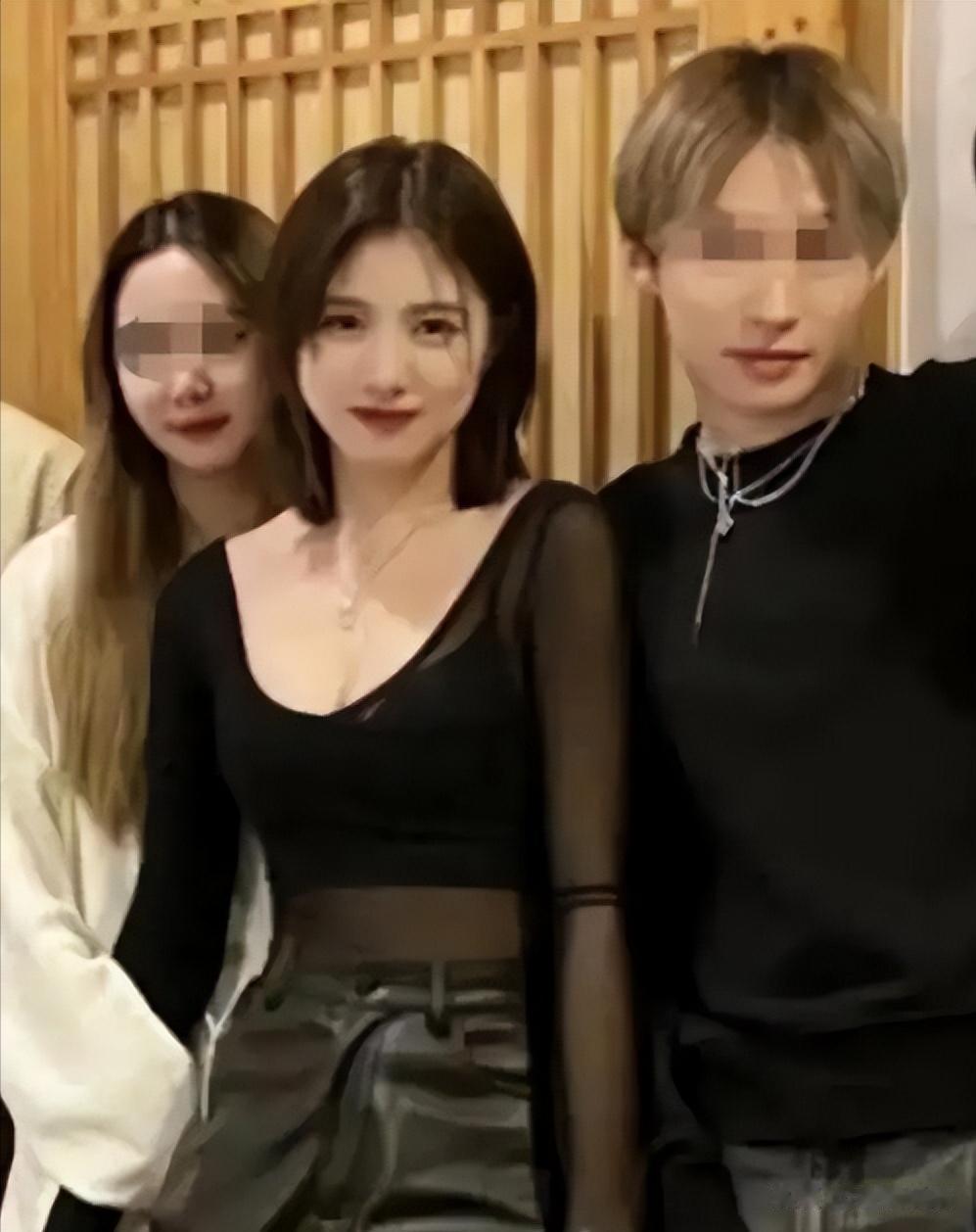 汪峰大女儿官宣恋情!男友身高190帮她提高跟鞋,沙滩拥抱好浪漫