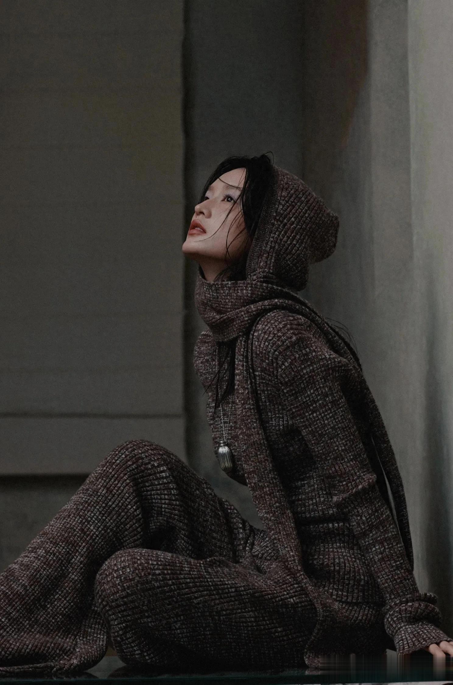 李沁最新杂志大片，湿发红唇气场全开，最后一张美到我心坎上了