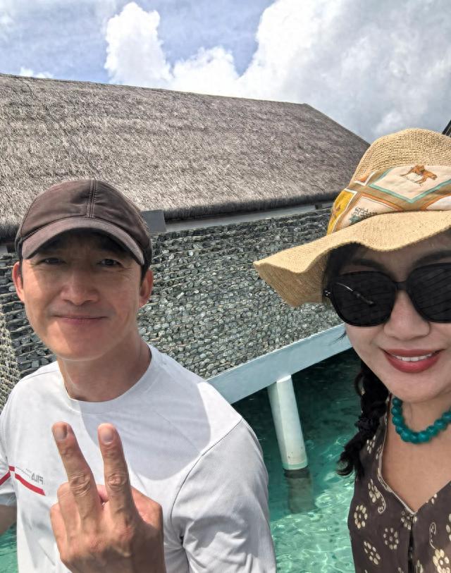 王阳新西兰被偶遇，素颜憔悴头秃嘴巴歪，合照时尬笑小动作不断