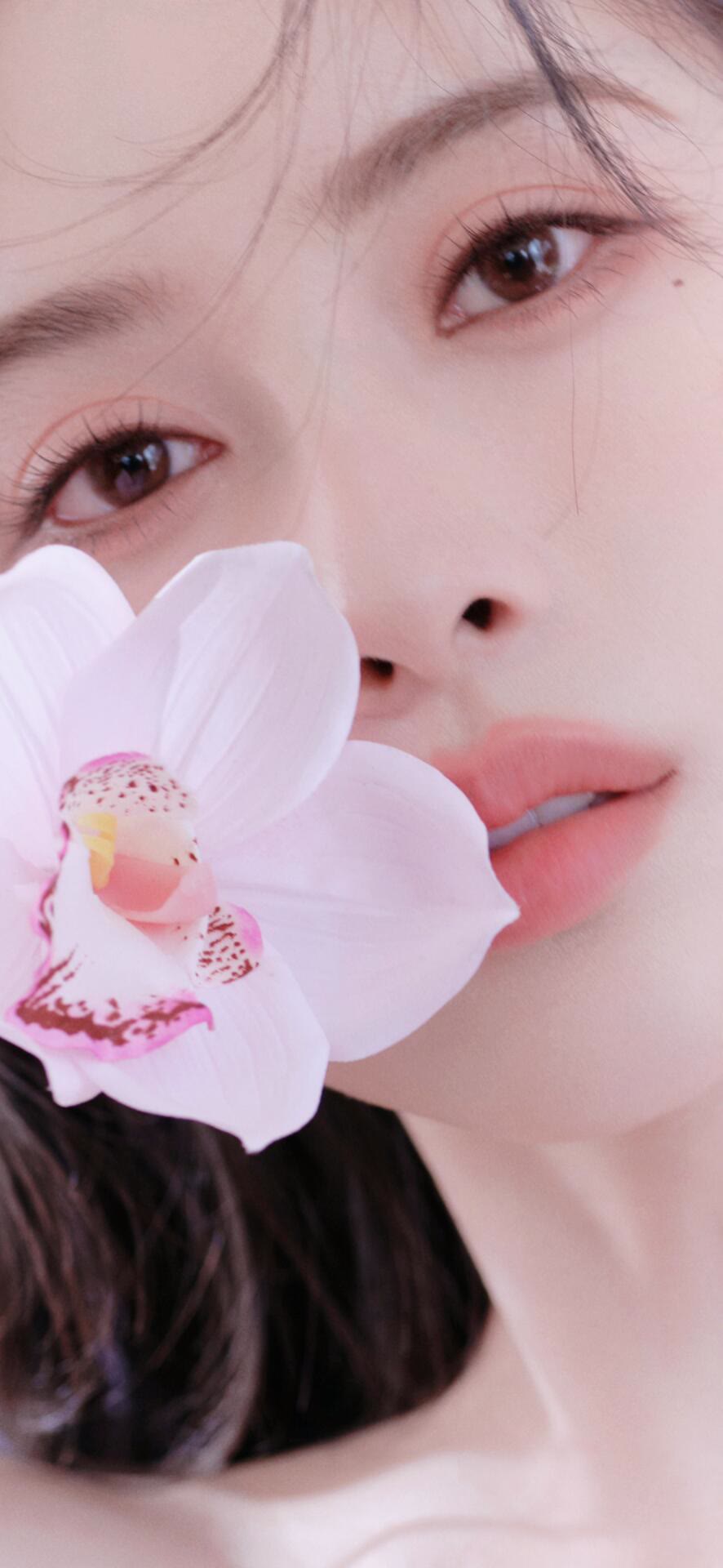 孟子义这组图好仙！粉花衬得气质更柔