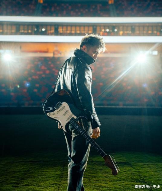 谢霆锋演唱会即将开启,谢婷婷晒兄妹童年照支持,兄妹牵手好可爱