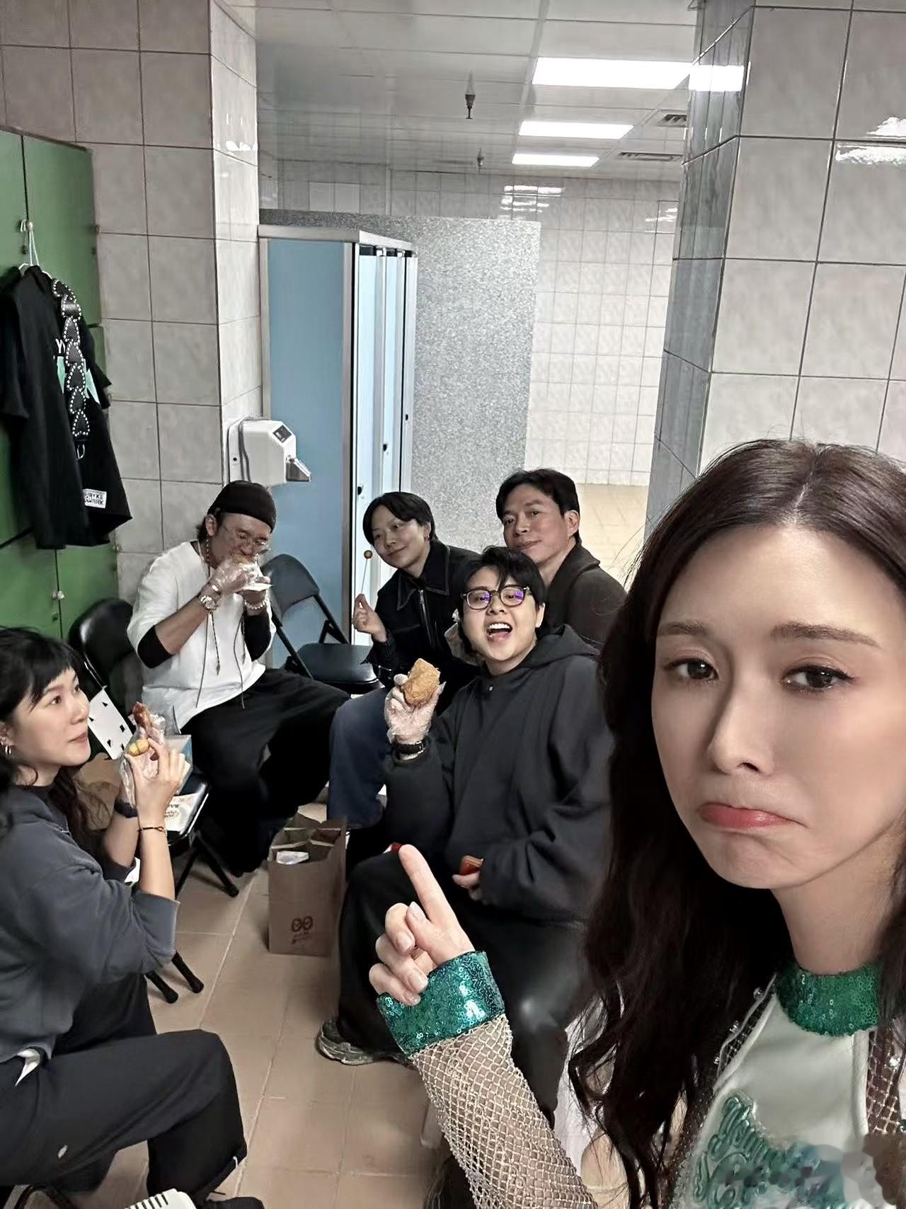 51岁林志玲台湾职篮跳啦啦操,开叉短裙大长腿,不输一堆年轻女孩