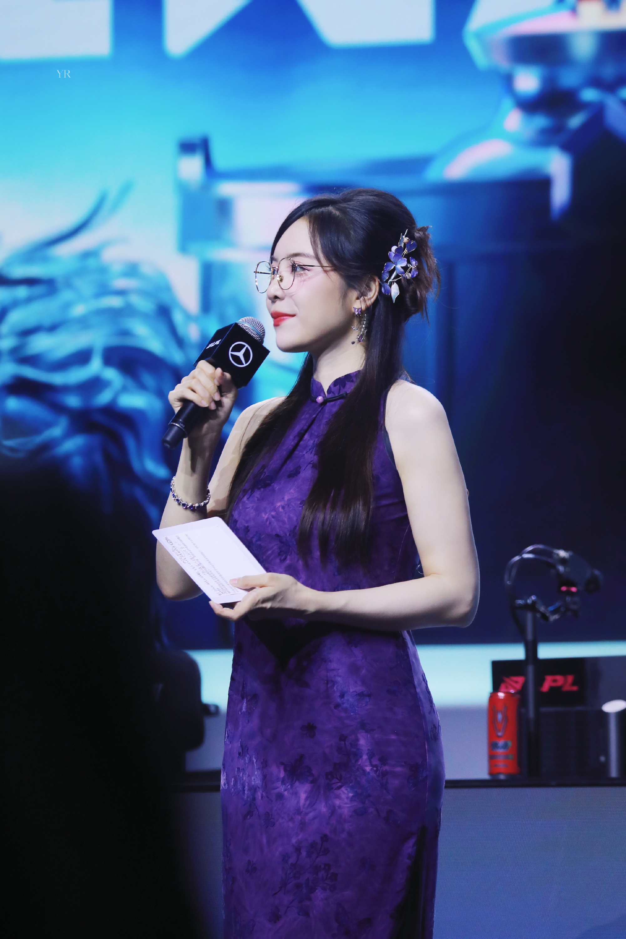 余霜阿姨|紫色旗袍+金丝眼镜，这身材比例谁看了不夸