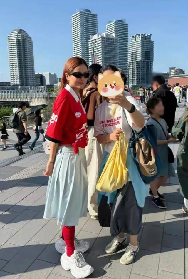 陈奕迅一家三口现身日本，20岁包包青春靓丽，混血男友伴其侧