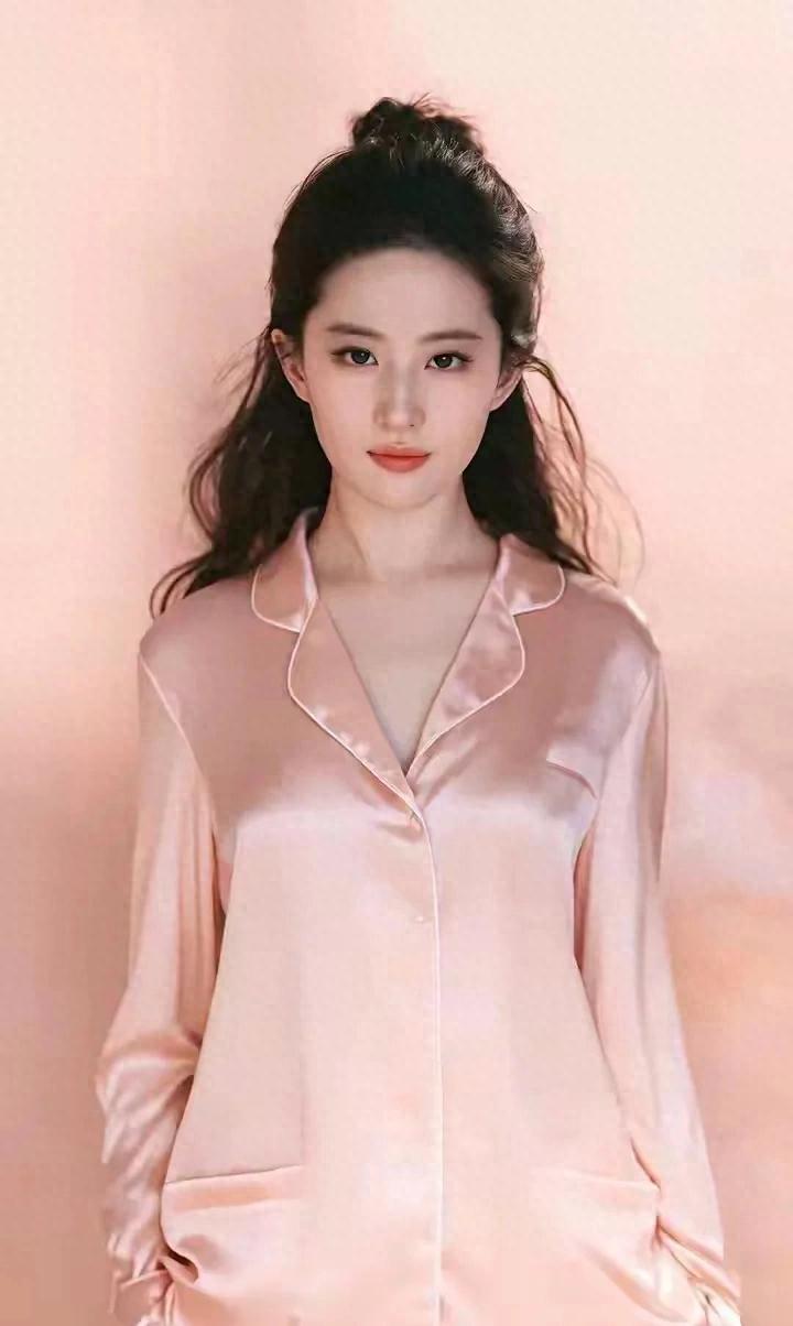 美到窒息!刘亦菲睡裙写真高清壁纸,氛围感封神!