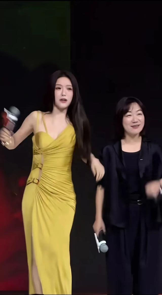 蔡文静金色吊带裙风情暴增,差点被绊倒,反应过来后表情亮了