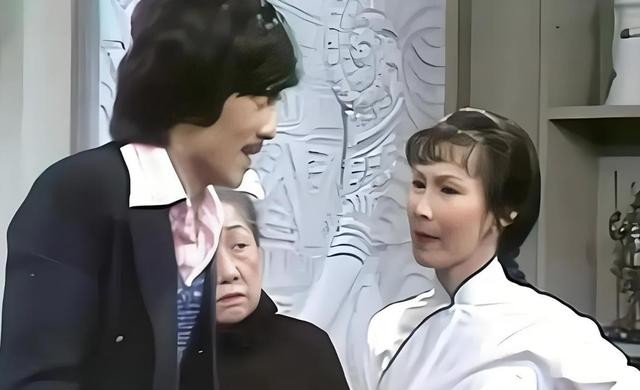 香港女星宣布裸捐所有资产,儿子出生三个月不幸夭折,至今仍单身