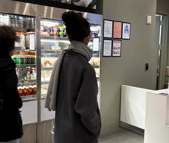 看了黄多多的机场穿搭,就明白为何她能进军娱乐圈了,确实有底气