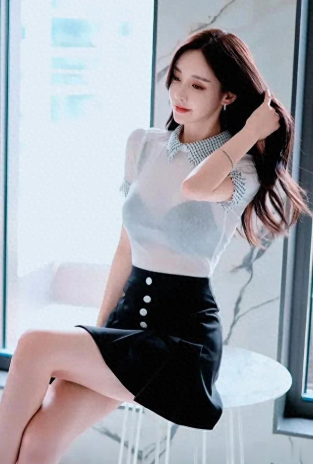 孙允珠私服太会穿!白上衣配小黑裙,简单搭配秒变焦点
