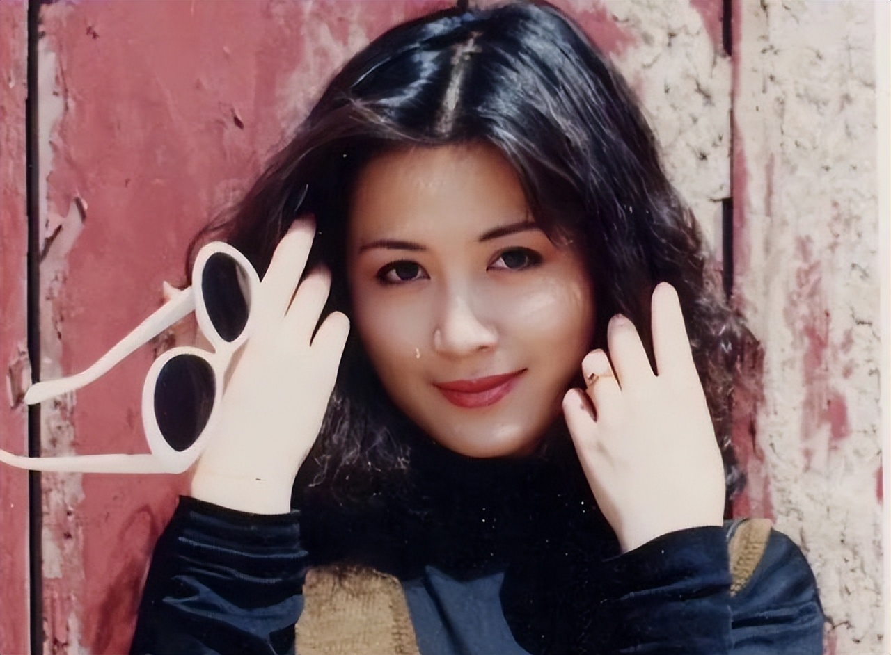 他娶生病变胖女演员，恩爱27年无绯闻，如今59岁儿女双全很幸福