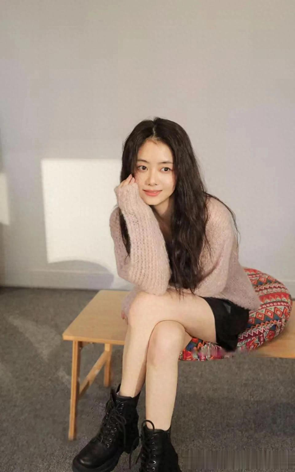 谭松韵比00后更显嫩！穿淡粉色针织衫+短裙+短靴，时髦又减龄！