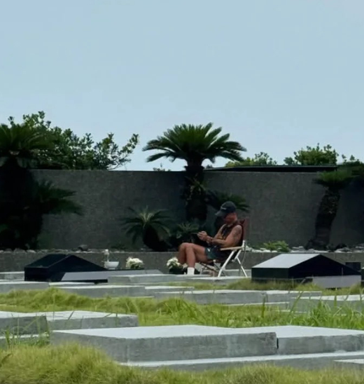 曝具俊晔每天做三道菜端到大S墓前,早九点准时出门还会准备点心