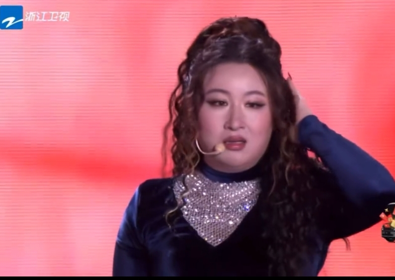 跨年晚会：李川向锤娜丽莎求婚，沈佳润跑调带偏毛不易，沈月假唱