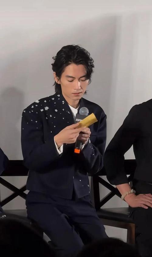 离婚9个月，38岁陈晓高调官宣喜讯，成了陈妍希高攀不起的存在