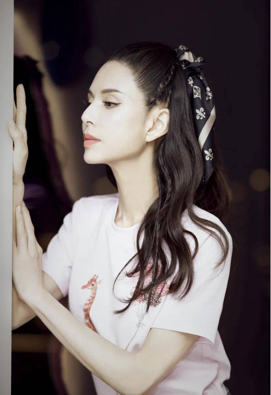 TVB前知名女星为渣男隐退8年,主动求婚两次被拒,为男方还上亿债