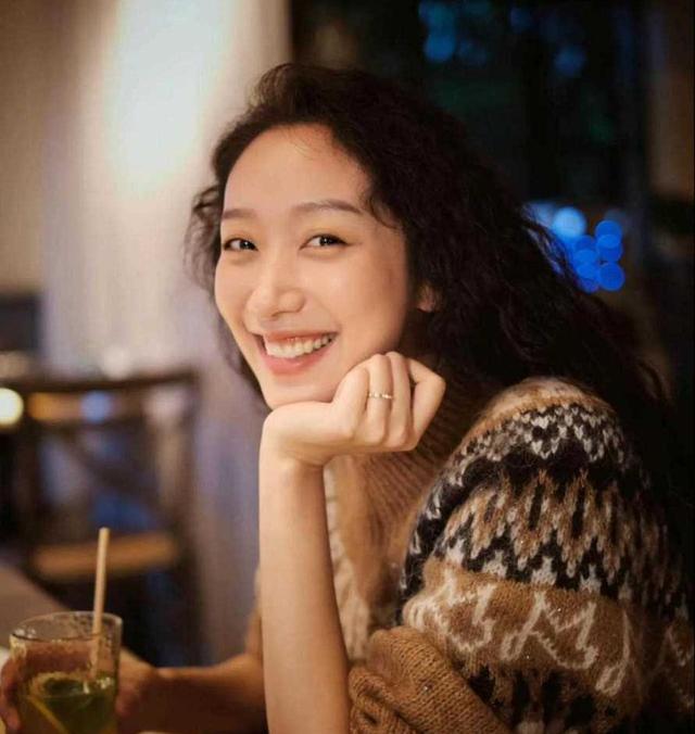 原来她就是黄觉的妻子，身份背景不一般，难怪资源接到手软