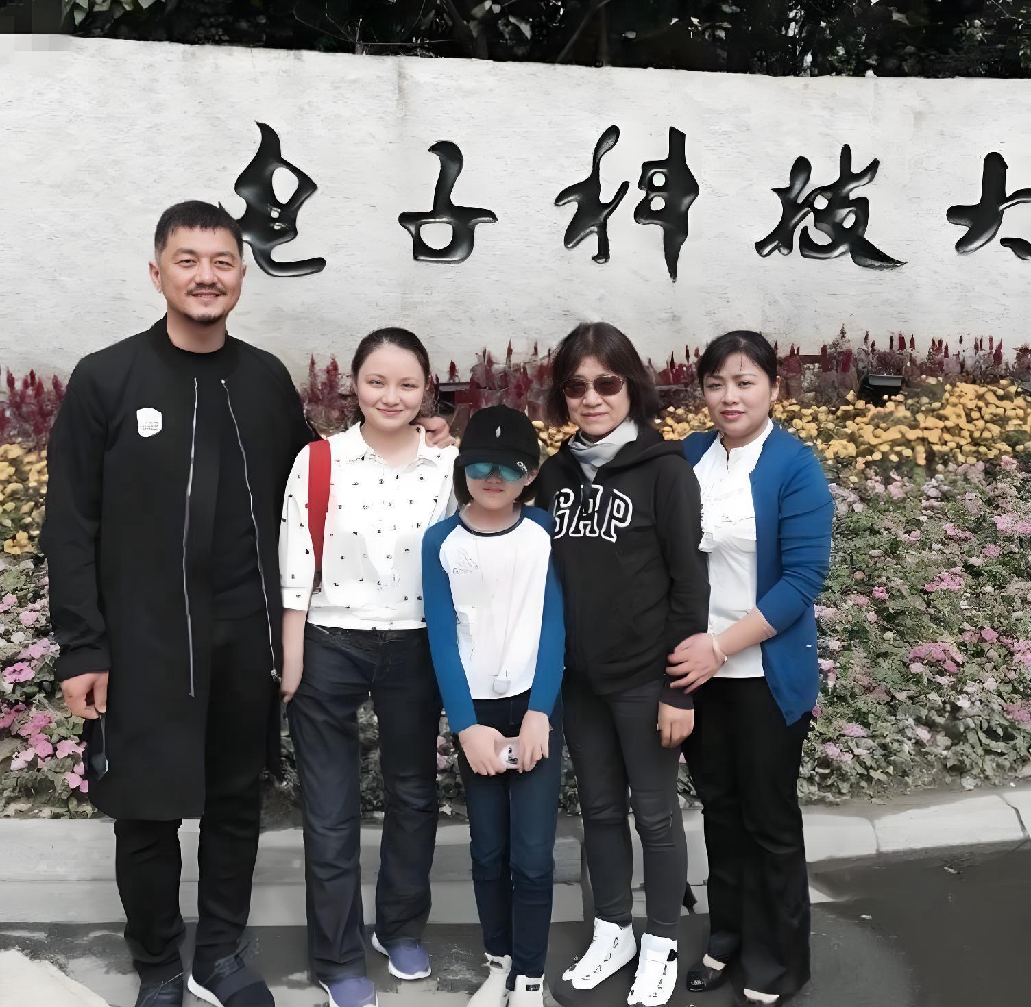 李亚鹏在四川见第四个女儿,身份公开:毕业于电子科大,相拥而泣