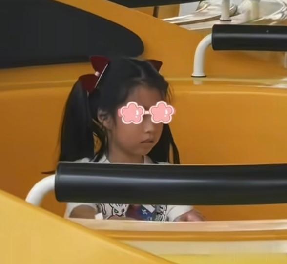 陈赫去国外度假,俩女儿一个像爸一个像妈,41岁张子萱嘟嘴卖萌