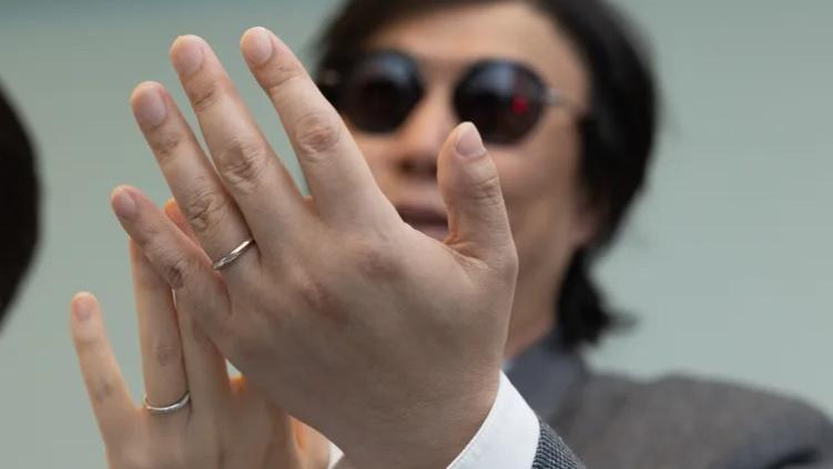 49岁萧煌奇官宣结婚，与妻子大方晒婚戒，受访曝光女方身份