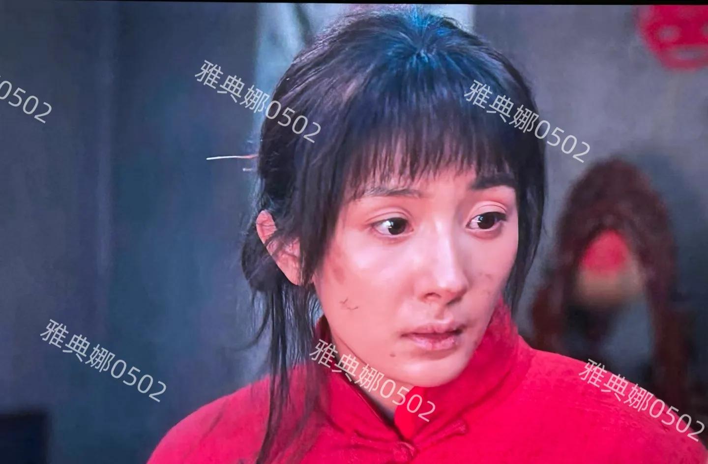 杨幂为了宣传新剧《生万物》真的很拼很用心，连红毯现场都在追剧