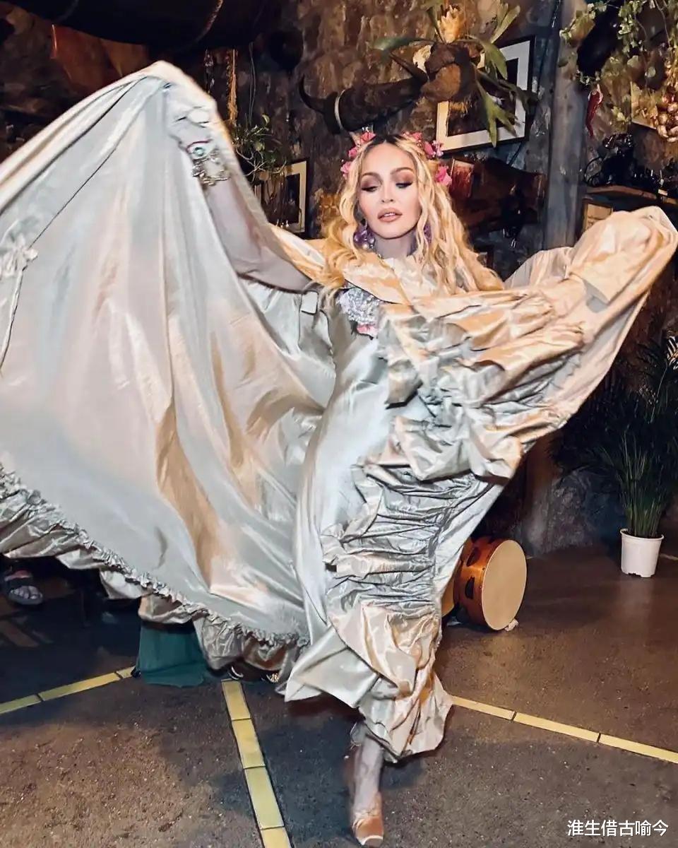 66岁麦当娜坐在29岁黑人男友腿上，穿驼色透明网纱披肩，又美又嫩