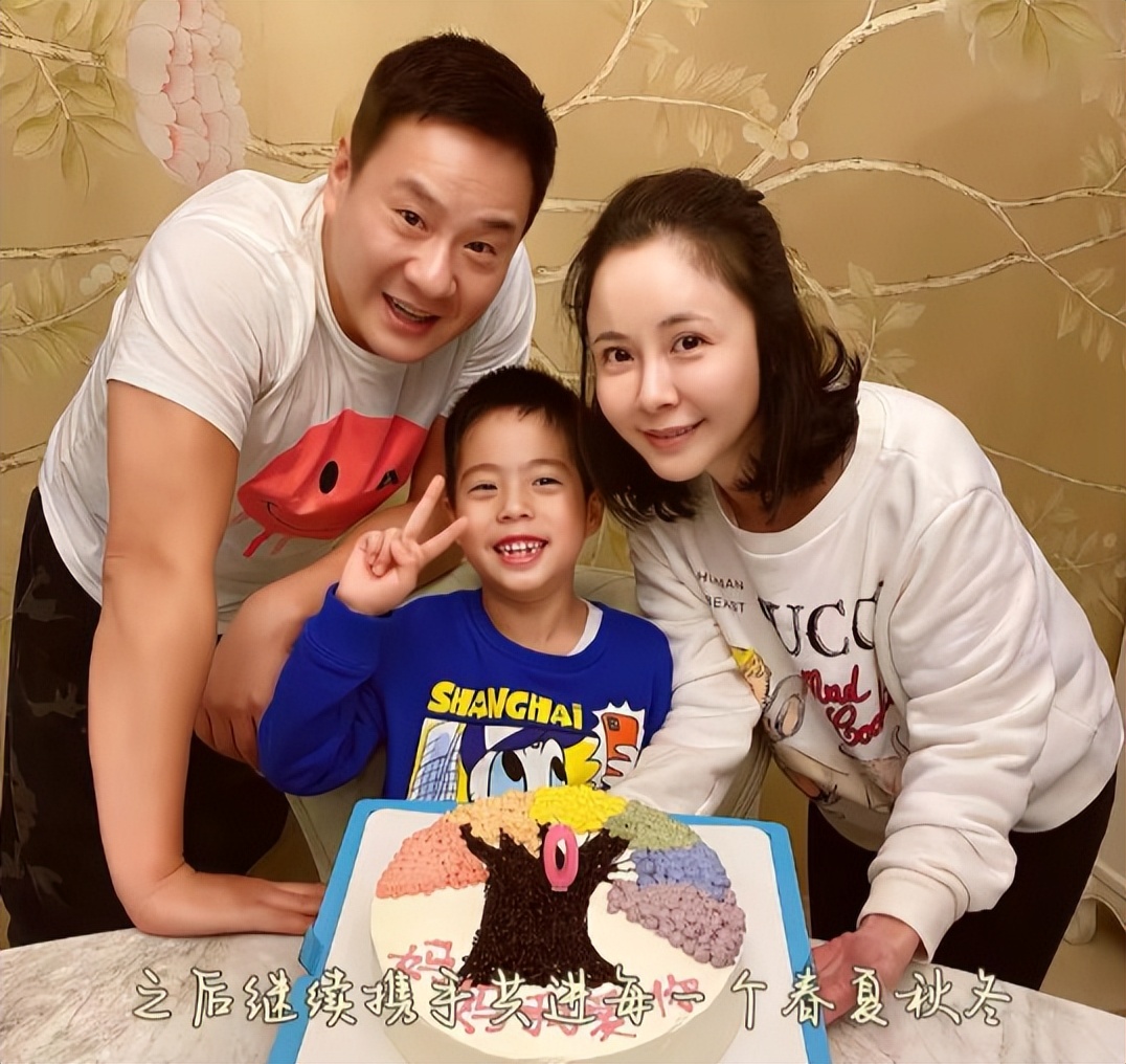 53岁连奕名带老婆唱戏！杨若兮脸馒化严重、苹果肌肿胀，撞脸蔡明