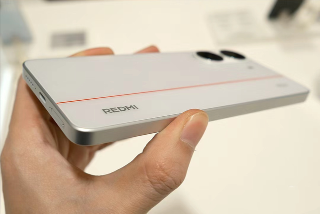 發布六個月跌至1359元，186萬分+6550mAh+2米防水，終于等到了