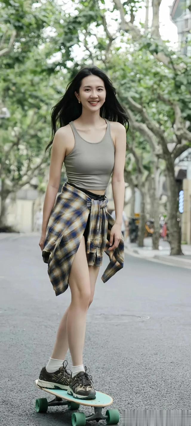 许龄月：阴天里也能“自带光芒”的魅力女神