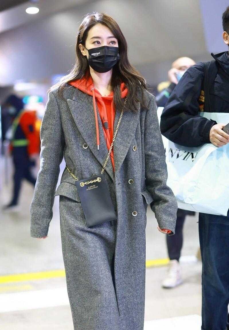 “张小斐”越看越好看，穿灰色大衣配红卫衣好高级，气质都升华了