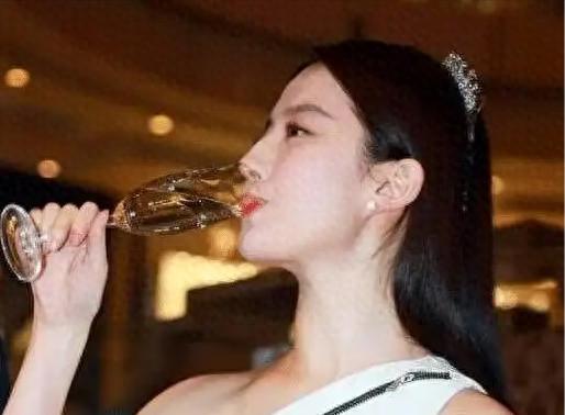 外表是仙女，私下里却是“老酒鬼”的5位女明星，闫妮出人意料