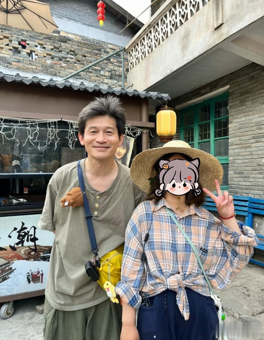 《小城大事》工作人员晒朱媛媛合照，透露拍戏期间辛柏青全程陪伴