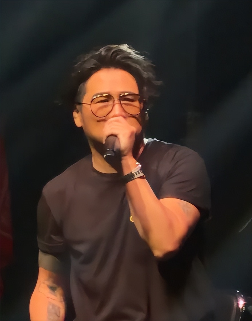46岁曹格演唱会“尺度大”,与女粉丝十指紧扣、还亲吻合影引争议