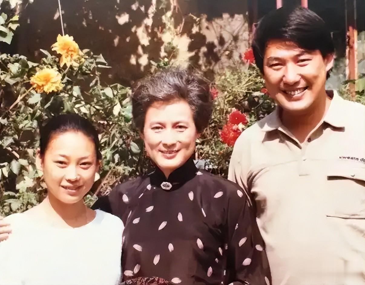 演员向梅，晚年退休后生活凄凉，真相被曝光，才知道背后的伤痛