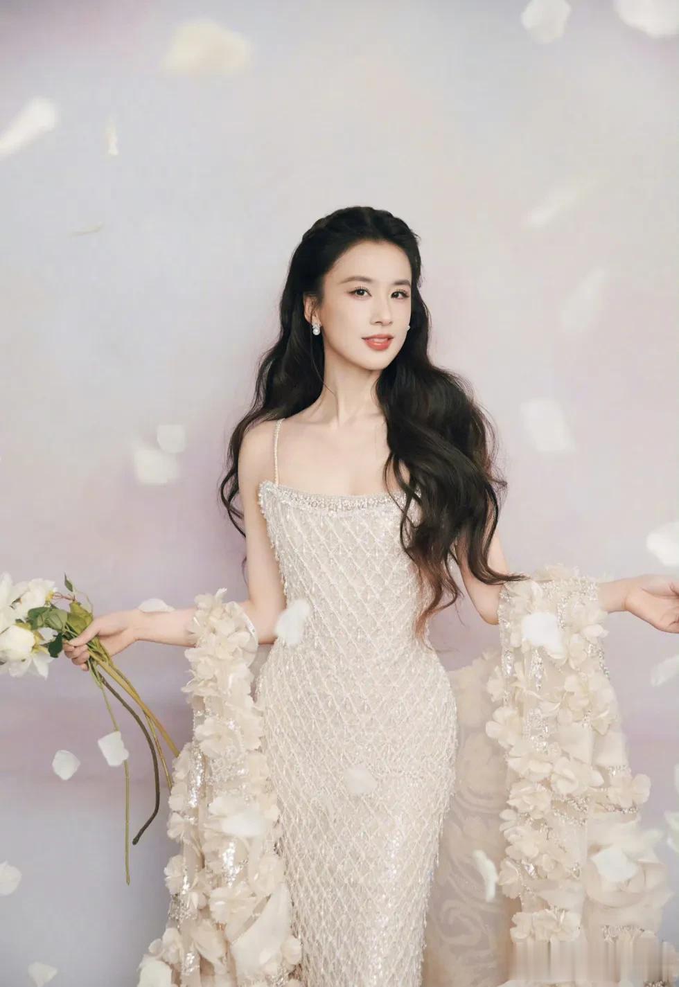 黄圣依离婚不到一年，近期状态像重返20岁:走路有风，眼里有光！